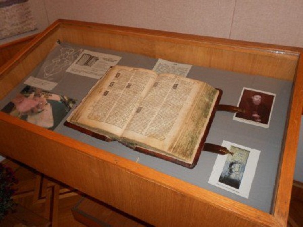 острожская библия.jpg